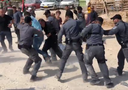 اعتقال فتاة في الخان الأحمر وإصابة ثلاثة آخرين