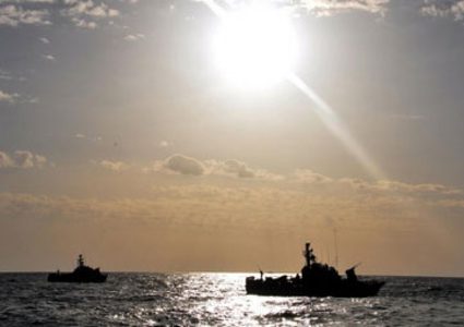 طائرات الاحتلال تطلق النار بإتجاه قوارب الصيادين