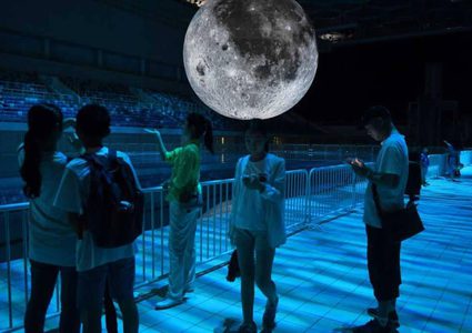 قمر "بشري" يضيئ شوارع الصين