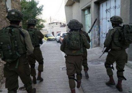 الاحتلال يداهم محلات تجارية ويفحص الكاميرات