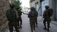 الاحتلال يداهم محلات تجارية ويفحص الكاميرات