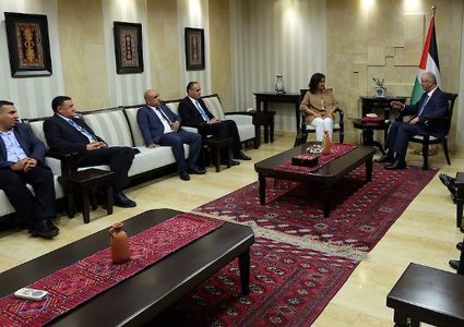 رئيس الوزراء الفلسطيني رامي الحمد الله ، يلتقي رئيس سلطة الطاقة والموارد الطبيعية ظفر ملحم في مدينة رام الله بالضفة الغربية