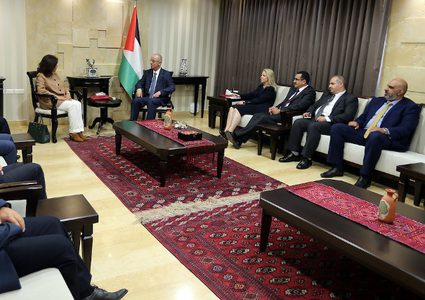 رئيس الوزراء الفلسطيني رامي الحمد الله ، يلتقي رئيس سلطة الطاقة والموارد الطبيعية ظفر ملحم في مدينة رام الله بالضفة الغربية