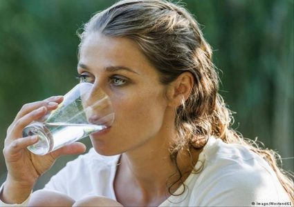 خدع مذهلة لتشجيعك على شرب كمية المياة الكافية