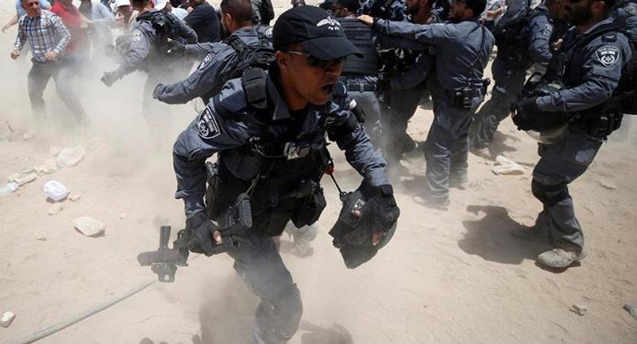 اصابات بالاختناق جراء قمع الاحتلال مسيرة سلمية