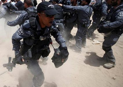 اصابات بالاختناق جراء قمع الاحتلال مسيرة سلمية