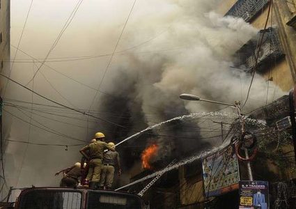 امرأة هندية تضحي بنفسها لانقاذ جيرانها !