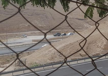 الاحتلال يحاصر الخان الاحمر ويغلق البوابة الرئيسية