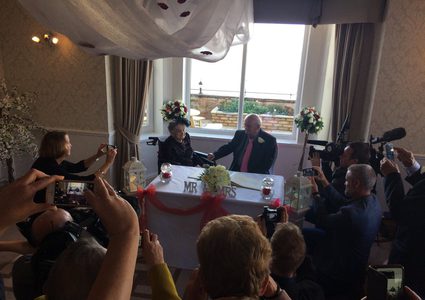 مسنة تتزوج ثالث فرسان أحلامها بعد بلوغها سن 100عام