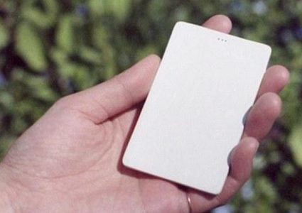 اختراع هاتف بحجم "بطاقة بنكية"!