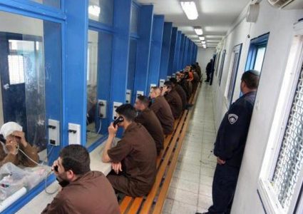 الاحتلال يحرم أم أسيرين ونجليها من زيارتهما