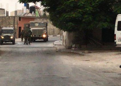 الاحتلال يقتحم ضاحية شويكة ويشرع بعمليات تفتيش