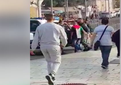 اعتقال شاب من القدس بحجة ارتداء العلم الفلسطيني