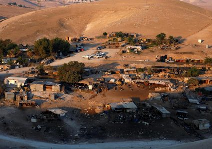 هآرتس: الإحتلال يؤجل إخلاء الخان الأحمر