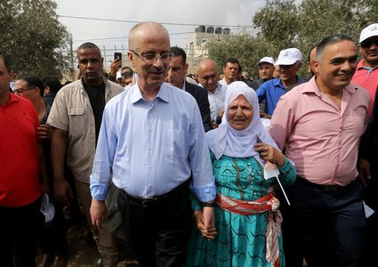 خلال الفعالية المركزية لقطف الزيتون في عصيرة الشمالية بمحافظة نابلس
الحمد الله: مهما اقتلعت إسرائيل من أراض وزيتون وأشجار فإننا لن نرحل ولن نهجر أرضنا