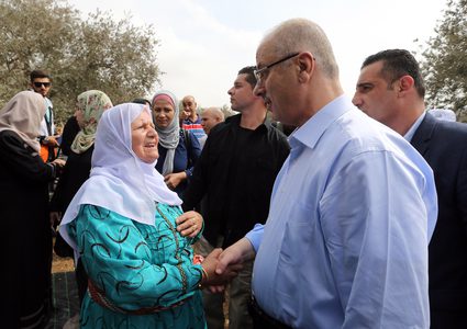 خلال الفعالية المركزية لقطف الزيتون في عصيرة الشمالية بمحافظة نابلس
الحمد الله: مهما اقتلعت إسرائيل من أراض وزيتون وأشجار فإننا لن نرحل ولن نهجر أرضنا