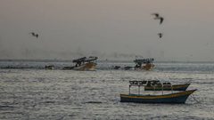 قوات الاحتلال تفرج عن صيادين اعتقلهما فجراً