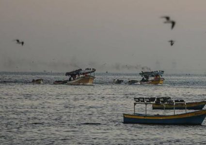 قوات الاحتلال تفرج عن صيادين اعتقلهما فجراً