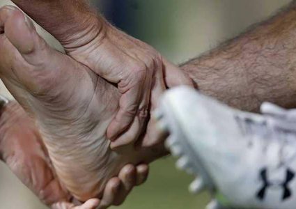 "تورم القدمين".. مؤشر لحالة صحية خطيرة