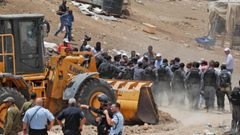 البرغوثي: الخان الاحمر صامد في وجه جريمة الحرب