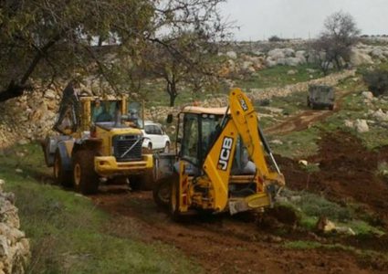 مستوطنون يشرعون بتجريف أراضٍ جنوب شرق بيت لحم