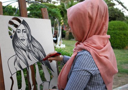 الرسم بأشعة الشمس والأشجار.. ابتكار فني جديد