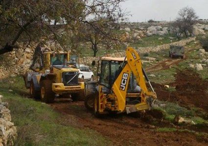 الاحتلال يجرف أشجارا ويصادر أشتالا في بلدة فصايل