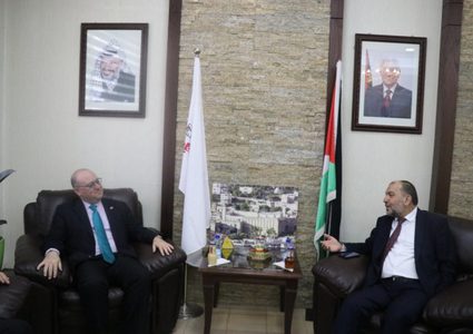 أبو سنينة يطلع السفير المالطي على واقع الخليل