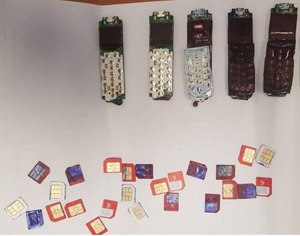 الاحتلال يزعم احباط تهريب هواتف وشرائح لأسير