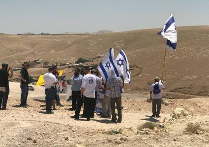 مستوطنون يحتشدون قرب الخان الأحمر