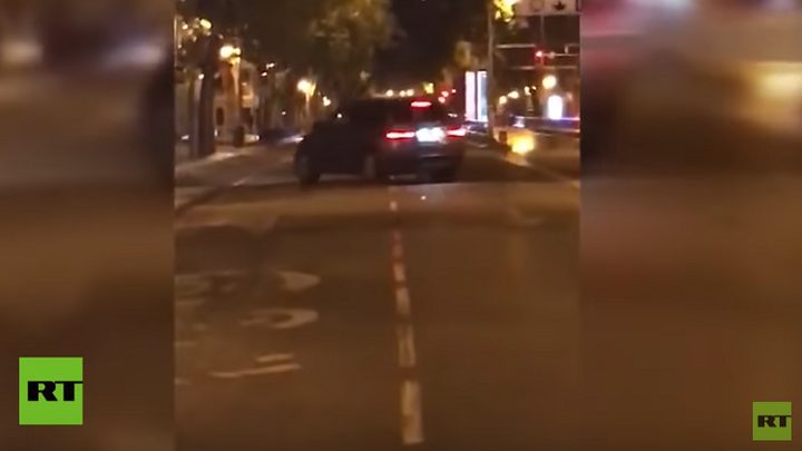 سائق يحاول دهس رجل عمدا في مدريد (فيديو)