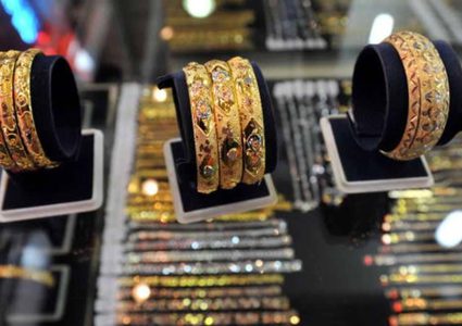 صعود الدولار يهوي بأسعار الذهب