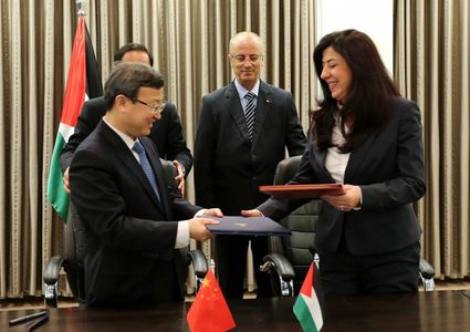 عودة ونائب وزير التجارة الصيني يوقعان اتفاق تجاري