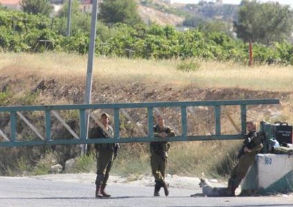 الاحتلال ينصب بوابة حديدية ويغلق مدخل بلدة حلحول