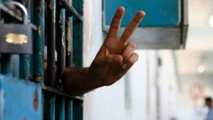 أسيران في "هداريم" يشرعان بالإضراب عن الطعام