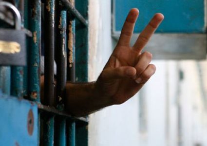 أسيران في "هداريم" يشرعان بالإضراب عن الطعام