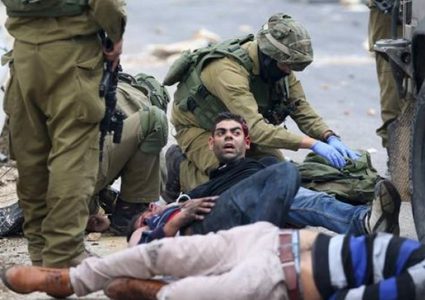الاحتلال يدرس وقف تمويل علاج الجرحى الفلسطينيين