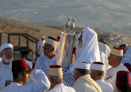 السامريون يحجون الى قمة "جرزيم" في عيد العرش