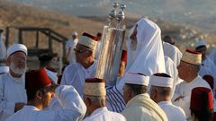 السامريون يحجون الى قمة "جرزيم" في عيد العرش