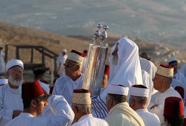 السامريون يحجون الى قمة "جرزيم" في عيد العرش