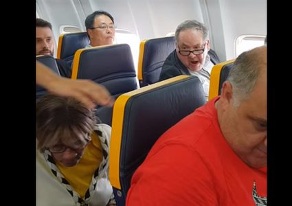 مسافر عنصري "يعنّف" امرأة لفظيا على متن رحلة جوية