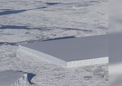 ناسا ترصد شكلا هندسيا غريبا لجبل جليدي