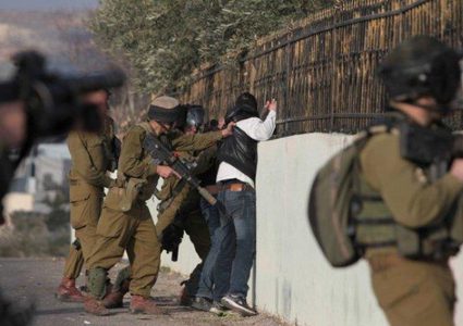 الاحتلال يعتقل شاباً بزعم تخطيطه لتنفيذ عملية