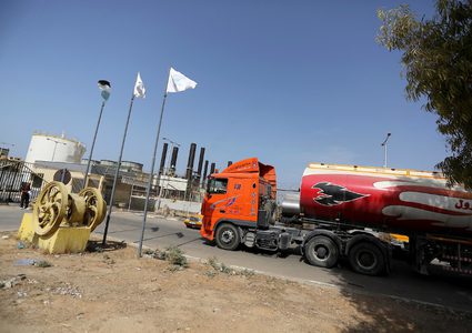 شاحنة محملة بالوقود القطري في محطة الطاقة في قطاع غزة، بعد أن استأنفت إسرائيل إمدادات الوقود إلى قطاع غزة بعد توقف دام 12 يومًا ، في النصيرات بوسط قطاع غزة