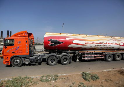 شاحنة محملة بالوقود القطري في محطة الطاقة في قطاع غزة، بعد أن استأنفت إسرائيل إمدادات الوقود إلى قطاع غزة بعد توقف دام 12 يومًا ، في النصيرات بوسط قطاع غزة