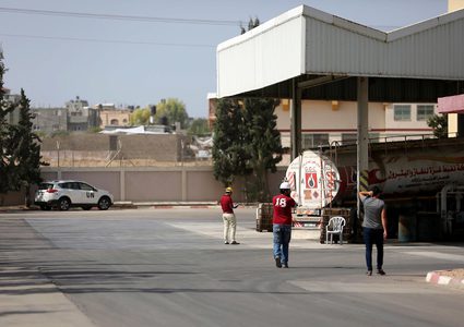 شاحنة محملة بالوقود القطري في محطة الطاقة في قطاع غزة، بعد أن استأنفت إسرائيل إمدادات الوقود إلى قطاع غزة بعد توقف دام 12 يومًا ، في النصيرات بوسط قطاع غزة