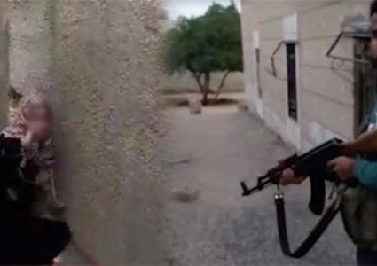 شاب يفرغ رشاشه بجسد أخته ويصور