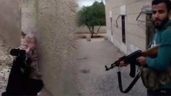 شاب يفرغ رشاشه بجسد أخته ويصور