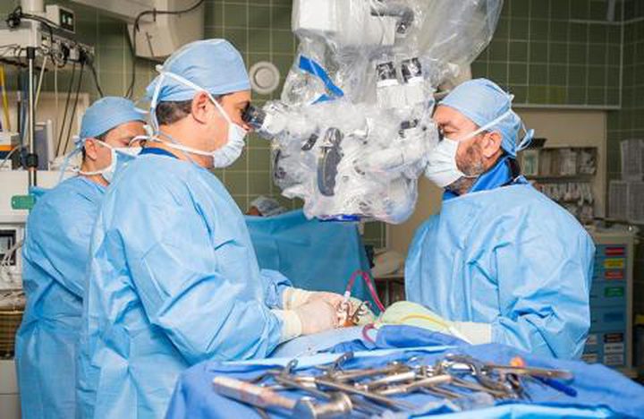 بريطانيا.. نجاح جراحة معقدة لتوأم داخل بطن أمهم