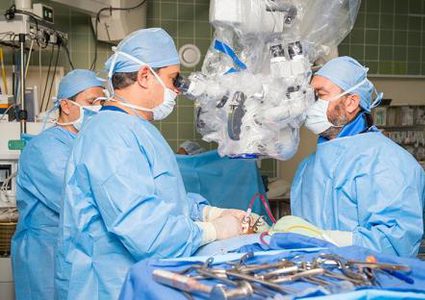 بريطانيا.. نجاح جراحة معقدة لتوأم داخل بطن أمهم